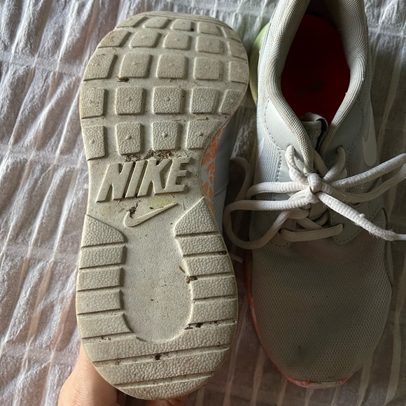 Grey w/ colorful soles Nikes - Picture 6 of 8